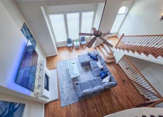 Artsy 3-Story Townhouse Near the Galleria Area! - Houston - 6