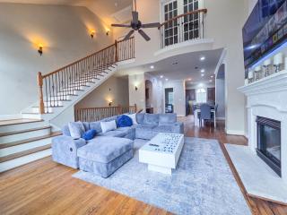 Artsy 3-Story Townhouse Near the Galleria Area! - Houston - 9