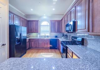 Artsy 3-Story Townhouse Near the Galleria Area! - 2