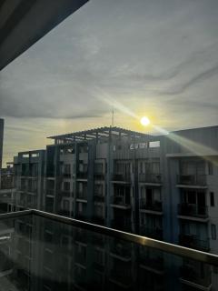 Chic Unit with Balcony - Free wifi & netflix across Naia Terminal 3 Airport - 3