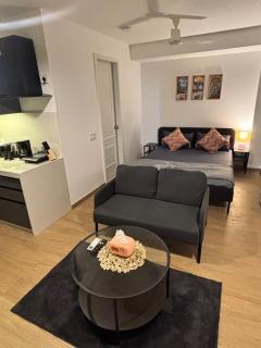Vibrant Vision Near Airport with Coffee Maker & Wifi - 0