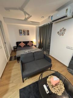 Vibrant Vision Near Airport with Coffee Maker & Wifi - 9