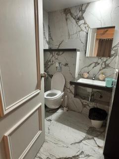 Vibrant Vision Near Airport with Coffee Maker & Wifi - 2