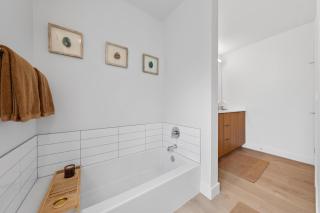 Elegant 1BR - Walk to Boats, Beach & Cafés - 4