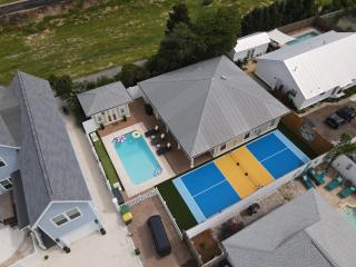 Private Pool and Pickleball, putting green, beach location - 5