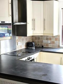 Cosy 3 Bedroom Bungalow with Private Parking and Rear Garden - 7