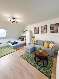 R6 - Newly Renovated Luxury Fully Self-Contained Studio with Private Bathroom near QE Hospital - 0