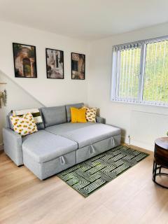 R6 - Newly Renovated Luxury Fully Self-Contained Studio with Private Bathroom near QE Hospital - 6