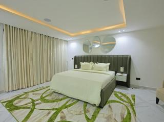 Acorn-Luxury 3bedroom Apartment with Lakeview - 8