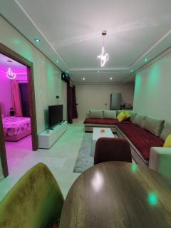 Modern Apartment with Pools & Free Parking - 0