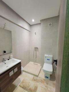 Modern Apartment with Pools & Free Parking - 5