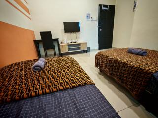 The Blue Guest House, WiFi, Free Parking, Aulong - 5