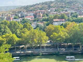 Cozy Old Tbilisi Apartment in Avlabari - 6