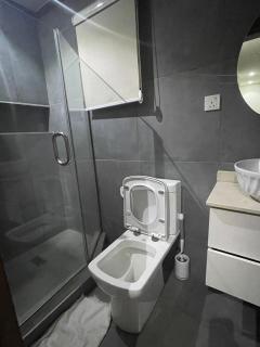 Modern 2-Bedroom Apt in Lifecamp - 4