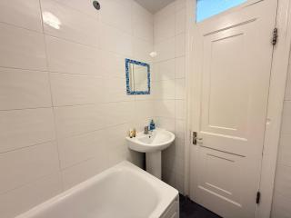 2 bedroom Queens Court W2 - 7