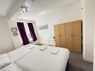 2 bedroom Queens Court W2 - 5