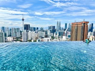 Lucentia Residence Infinity pool View By Global Stays - 8