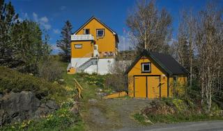 Charming golden cabin with breathtaking sea views - 0