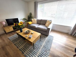 Modern One Bed Flat at Dawe Luxury Suites - An Entire Apartment near Ely Cathedral & Train Station - The Perfect Gateway to Explore Ely, Cambridge, Norfolk & London - Sleeps up to 4 - 8