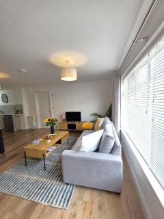 Modern One Bed Flat at Dawe Luxury Suites - An Entire Apartment near Ely Cathedral & Train Station - The Perfect Gateway to Explore Ely, Cambridge, Norfolk & London - Sleeps up to 4 - 7