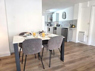 Modern One Bed Flat at Dawe Luxury Suites - An Entire Apartment near Ely Cathedral & Train Station - The Perfect Gateway to Explore Ely, Cambridge, Norfolk & London - Sleeps up to 4 - Ely - 3