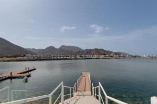 Coastal Escape with Private Pool, Breathtaking Sea And Mountain Views, Near Al Aqah Beach - Al Dana Island, Fujairah by Deluxe Holiday Homes - 8