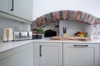 Charming 3-Bed Cottage by the River Usk - 5