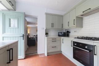 Charming 3-Bed Cottage by the River Usk - 1