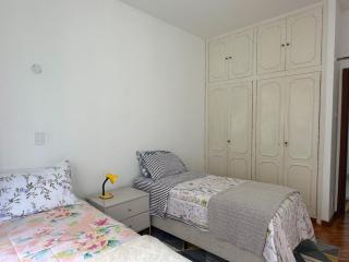 Spacious Copacabana apartment 5 minutes from the beach - 7 guests - 1