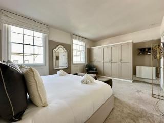 Beautiful 5-Bed Regency Home in Montpellier - 9