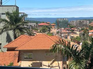 Three bedroom place with lake view - 8
