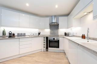 Beautiful 2-Bed 2 Bath Regency Flat with Parking - 7