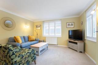 Central 1 Bedroom Apartment with Parking - 9