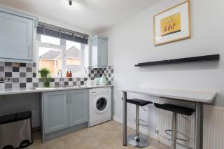 Central 1 Bedroom Apartment with Parking - 2