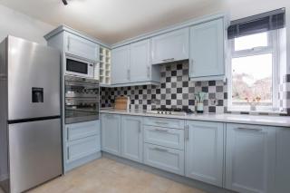 Central 1 Bedroom Apartment with Parking - - 1