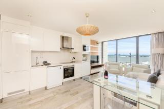 Sand en See 3, A Stylish Coastal Retreat with Table Mountain View - 0