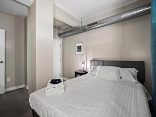 CLE 2BDR with Comfort & Conveniences Inside & Out - 5