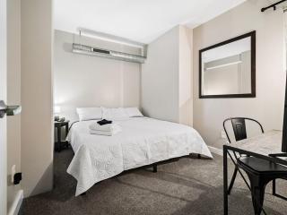 CLE 2BDR with Comfort & Conveniences Inside & Out - 7