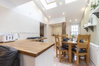 Charming 3-Bed Cottage in Central Stroud - 4