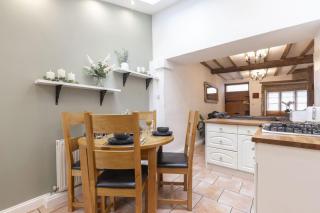 Charming 3-Bed Cottage in Central Stroud - 1