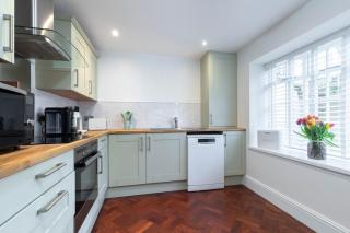 Charming Two Bedroom Apartment in Fairview - 6