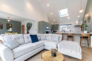 Comfortable and Contemporary 5-Bed 3 Bathroom Home - 8