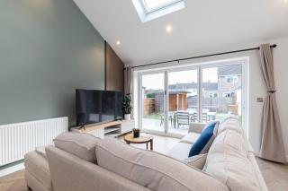 Comfortable & Contemporary 5-Bed 3 Bathroom Home - 3