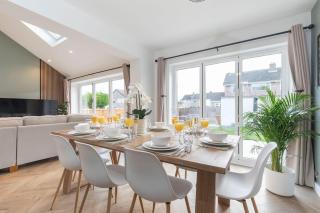 Comfortable & Contemporary 5-Bed 3 Bathroom Home - 1