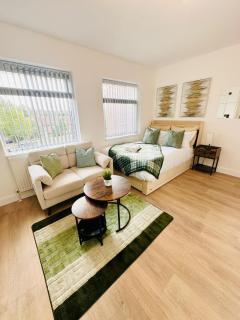 R5 - Luxury Self-Contained Studio Apartment near QE Hospital - 0