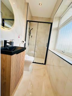 Luxury Self-Contained Studio Apartment near QE Hospital R5 - 8