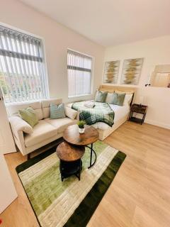 R5 - Luxury Self-Contained Studio Apartment near QE Hospital - 7