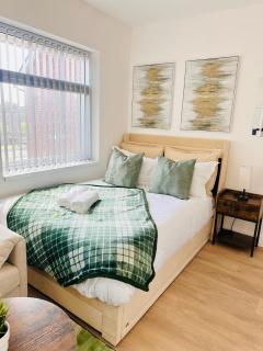 R5 - Luxury Self-Contained Studio Apartment near QE Hospital - 5