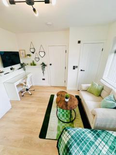 R5 - Luxury Self-Contained Studio Apartment near QE Hospital - 3