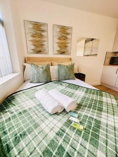 R5 - Luxury Self-Contained Studio Apartment near QE Hospital - 1